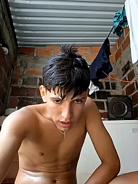 Naughty-Man18: διαδικτυακό σόου στην κάμερα