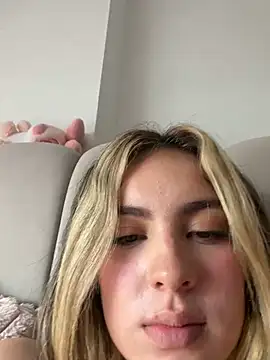 Cloee_Rainbow1's Webcam Show