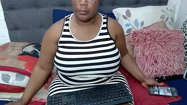 CurveyChocClitX5 Live XXX-Chat