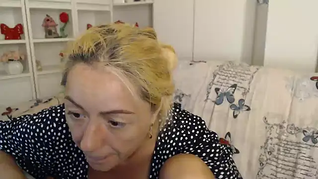 _karolynesyera_'s Live XXX Chat