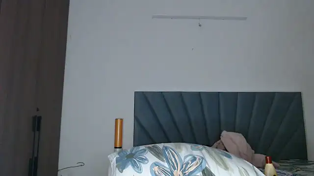XXX chat uživo modela Virgin_Aisha