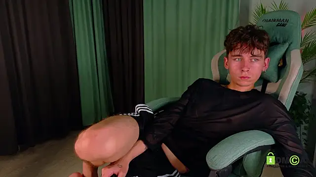 Bad_Boy9996 élő XXX-chatje