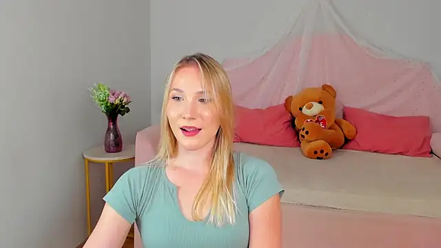 ElaraVoltage's Live XXX Chat