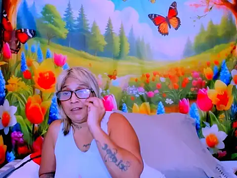 indianroxy's Live XXX Chat