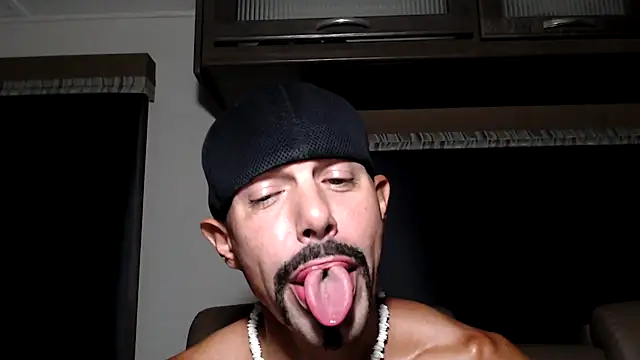 ThickD2C élő XXX-chatje