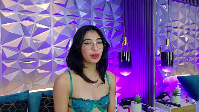 AdelineJhones Adlı Modelin Canlı XXX Sohbeti