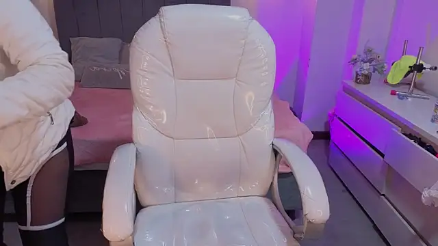 Онлайн чат XXX iam_sofiia