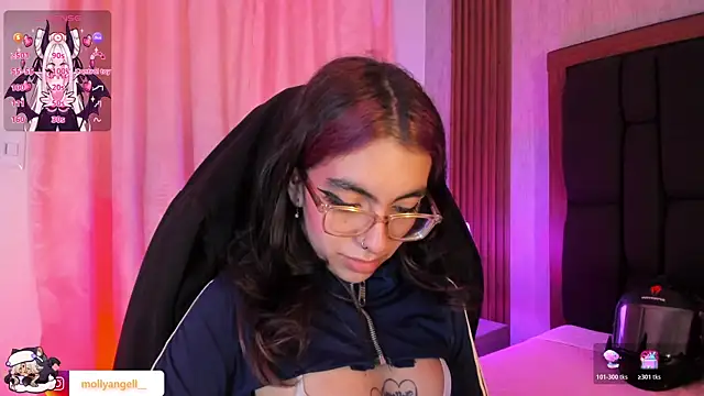 Molly_A Adlı Modelin Canlı XXX Sohbeti