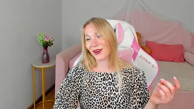 ElaraVoltage live XXX chat