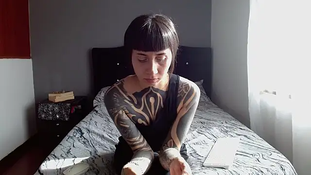 Emilia_1995 Adlı Modelin Canlı XXX Sohbeti