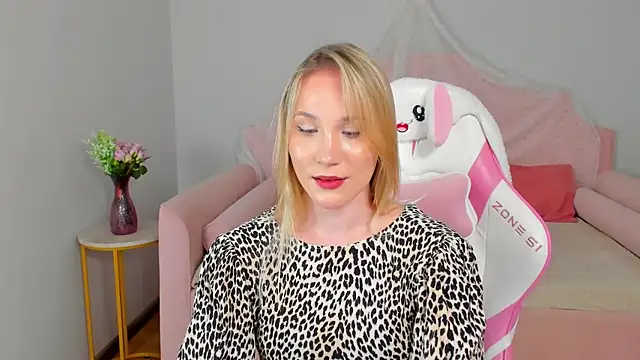 ElaraVoltage's Live XXX Chat