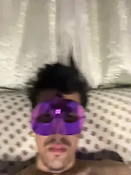justinzaaa: διαδικτυακό σόου στην κάμερα