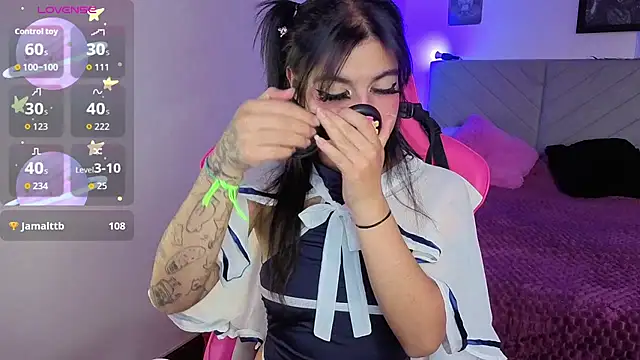 larah_uwu's Live XXX Chat