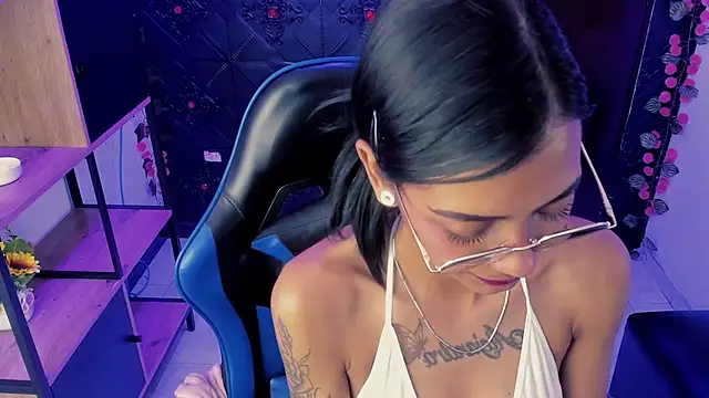 Chat +18 de KarlaSlutSkinny__ ao vivo