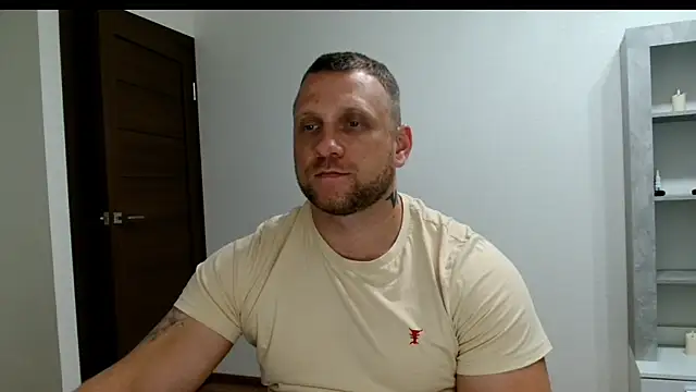 Show modela B-L-O-N-D na web-kameri
