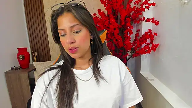Atiena_ Adlı Modelin Canlı XXX Sohbeti