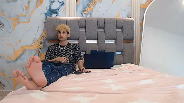 Show modela YOUNG_BOYS_HELL na web-kameri
