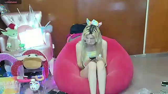 Skinygirl's Live XXX Chat