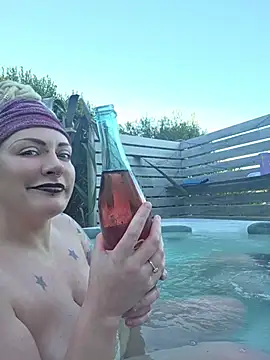 PinkTheHawk Adlı Modelin Canlı XXX Sohbeti