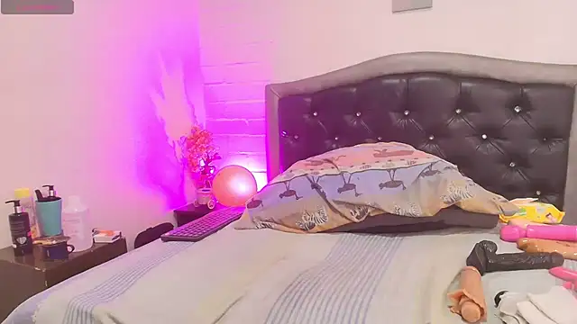 Chatroom XXX en direct de QueenMatturex