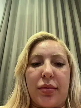 Show modela Juuhschmitt na web-kameri