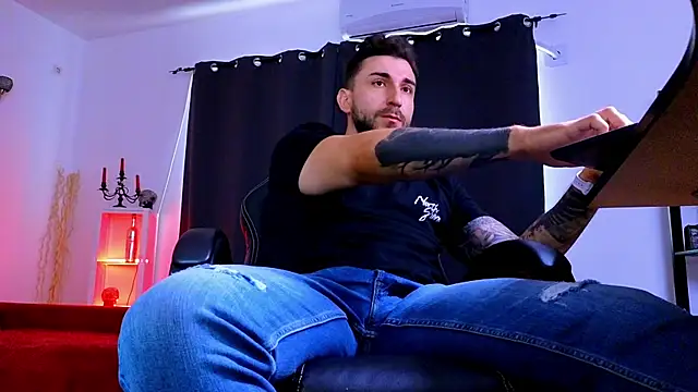 MightyAaron66 Adlı Modelin Canlı XXX Sohbeti