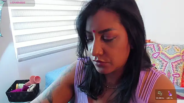 LadyNahir's Live XXX Chat