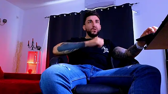 MightyAaron66 Live XXX-chat