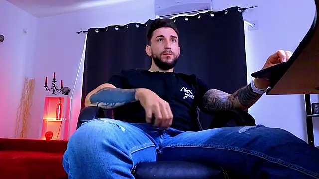 MightyAaron66 XXX чат на живо