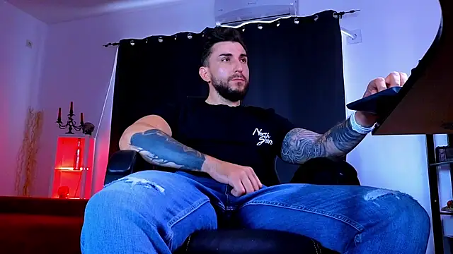 MightyAaron66 Live XXX Chat