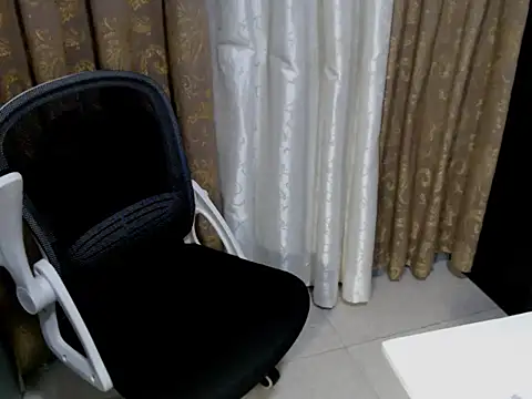 Chatroom XXX en direct de BigCOCK_Victoria69