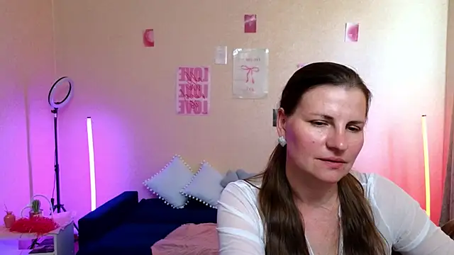 Chat +18 de Mirabelle_Velvet ao vivo