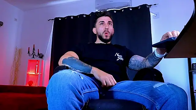 MightyAaron66 Live XXX-chat