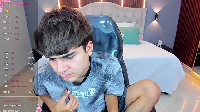Tommy18__ live XXX chat