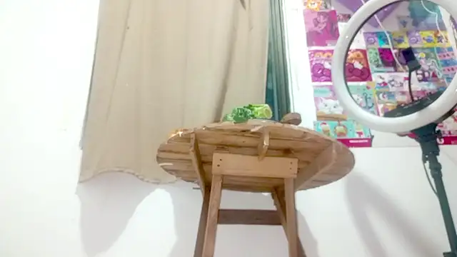 แชท XXX สดของ PetiteIvoryQueen19
