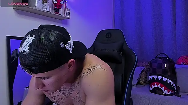 ASHTON_HILSのライブXXXチャット