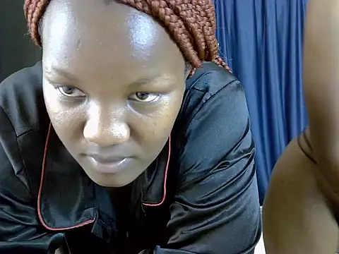 FlirtyMira 即時 XXX 聊天