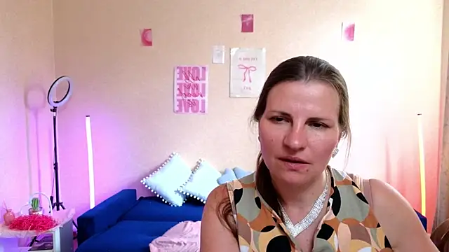 Chat +18 de Mirabelle_Velvet ao vivo