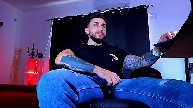 MightyAaron66 Live XXX-chat