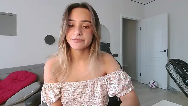 Chloe_Ravens Adlı Modelin Canlı XXX Sohbeti
