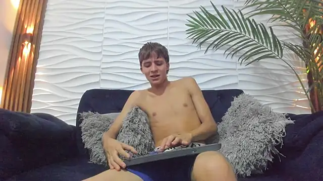Pavo_tv Adlı Modelin Canlı XXX Sohbeti