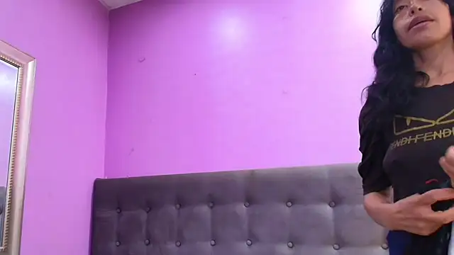 karolinee_66_ Adlı Modelin Canlı XXX Sohbeti