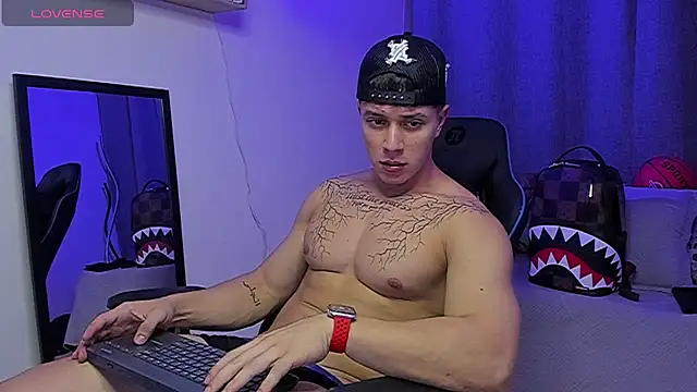 ASHTON_HILS Live XXX-chat