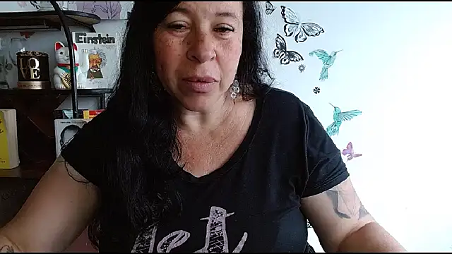 LauraMallioni Chat XXX live
