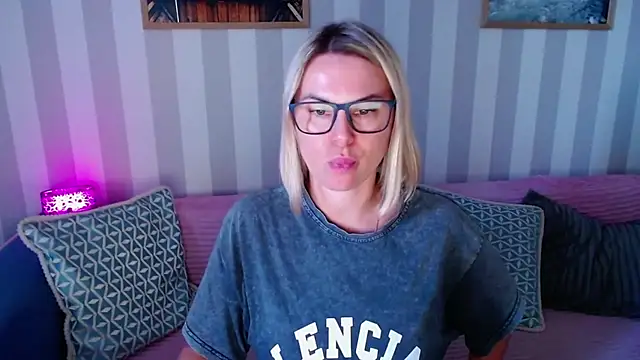 MonaLisaG's Live XXX Chat