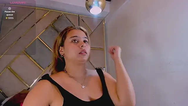 MikaelaStone Adlı Modelin Canlı XXX Sohbeti
