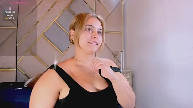MikaelaStone Adlı Modelin Canlı XXX Sohbeti