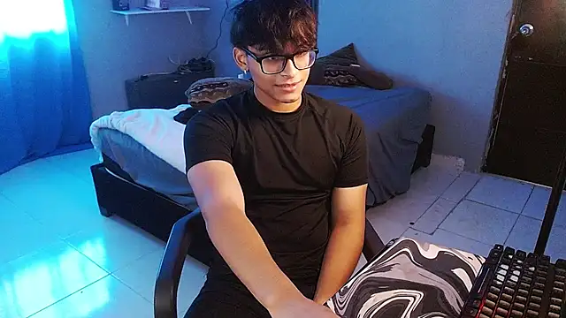 Mr_yisuzz élő XXX-chatje