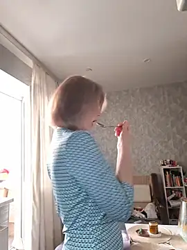 stellahere8 XXX чат на живо