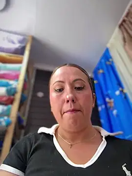 VIOLETA-25_ Adlı Modelin Canlı XXX Sohbeti